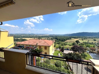 Foto Appartamento in Via Poggio Mirteto, Forano di 90 m² con 3 locali