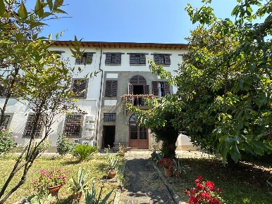 Foto Villa unifamiliare a Capannori Matraia - Valgiano di 1100 m²