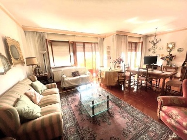 Foto Appartamento a Massa Centro di 240 m² con 9 locali in vendita