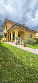 Foto Villa unifamiliare a Montecarlo Centro di 240 m² con 6 locali