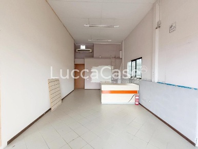 Foto Locale commerciale a Porcari di 105 m² con 2 locali in affitto