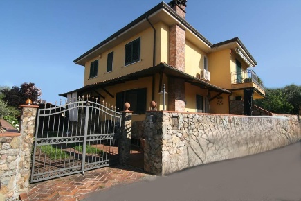 Foto Villa bifamiliare a Carrara Fontia, Fossola, Fossone di 160 m²