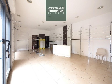 Foto Negozio a Bolano di 50 m² con 1 locali in affitto