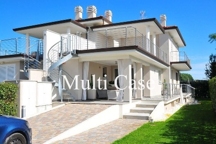 Foto Villa unifamiliare a Camaiore Lido di Camaiore di 200 m² con 5 locali