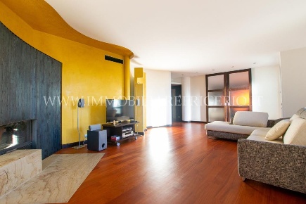 Foto Villa unifamiliare in via Ettore Pozzoni, Caprino Bergamasco di 300 m²