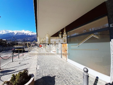 Foto Negozio in Via Ezio Vanoni, Bormio Centro di 85 m² con 2 locali