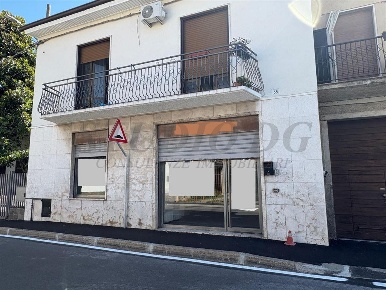 Foto Negozio in Via Milano, Cesano Maderno di 50 m² con 2 locali in vendita