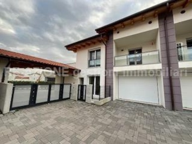 Foto Villa bifamiliare in Via Grazia Deledda, Costabissara Centro di 300 m²