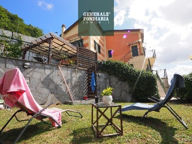 Foto Case semi ndipendenti a Follo di 104 m² con 5 locali in vendita