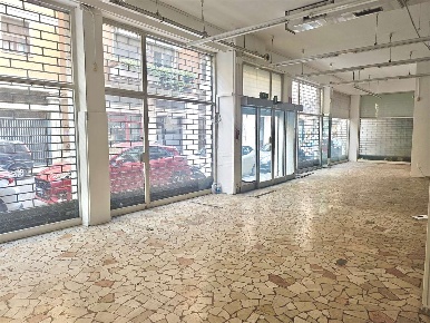 Foto Negozio a Verona di 380 m² con 1 locali in vendita