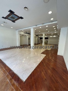 Foto Negozio a Mazara del Vallo di 351 m² con 5 locali in affitto