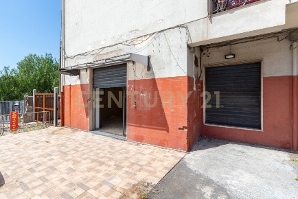 Foto Locale commerciale a Gravina di Catania Centro di 103 m² con 2 locali