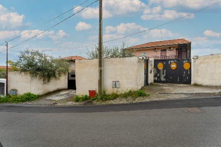 Foto Appartamento a Mascalucia Centro di 250 m² con 8 locali in vendita