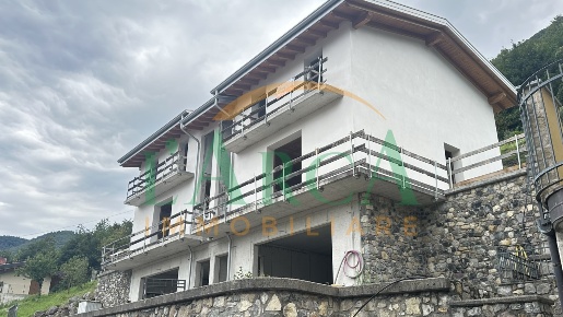 Foto Villa bifamiliare in Via Ruca, Zone San Sebastiano di 180 m²