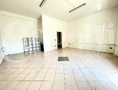 Foto Negozio in Crispi, Mugnano di Napoli Centro di 40 m² con 2 locali