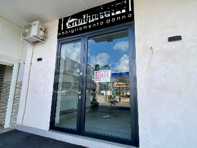 Foto Negozio in Corso Italia 130, Mugnano di Napoli Centro di 100 m²