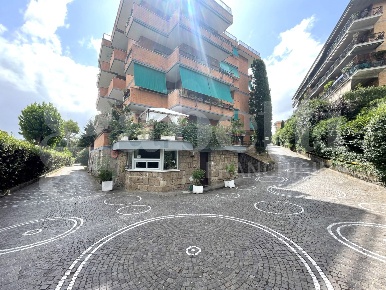 Foto Appartamento in Via del Colle di Mezzo 13, Roma di 125 m² con 3 locali