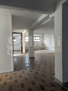 Foto Magazzino in Via SANT'ANTONIO 23, Oristano Centro di 100 m² in vendita