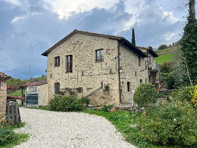 Foto Rustico in Zona S. Lorenzo, Montone di 244 m² con 7 locali in vendita
