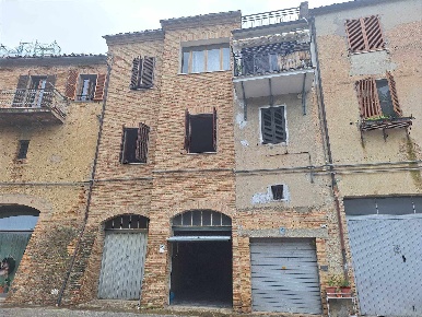 Foto Case semi ndipendenti a Treia Centro di 189 m² con 8 locali in vendita