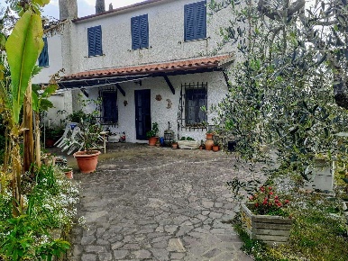 Foto Rustico a Gavorrano di 266 m² con 8 locali in vendita