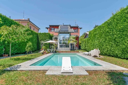 Foto Villa unifamiliare in Via Lambro 16, Sovico di 280 m² con 5 locali