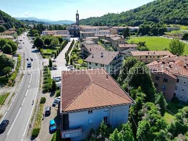 Foto Locale commerciale in via Lecco, Pontida Centro di 871 m² con 5 locali