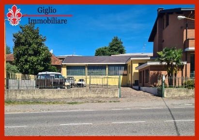 Foto Capannone industriale in Via San Michele, Tradate Centro di 420 m²
