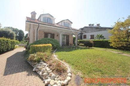 Foto Villa unifamiliare a Misinto Centro di 380 m² con 5 locali in vendita
