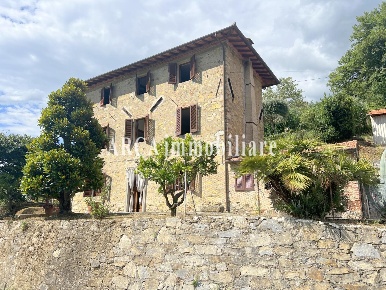 Foto Casale a Camaiore Camaiore Paese di 130 m² con 7 locali in vendita