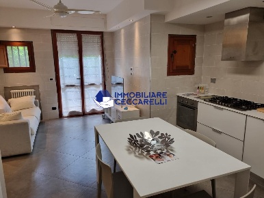 Foto Villa a schiera a Massa Marina di Massa Centro di 80 m² con 5 locali