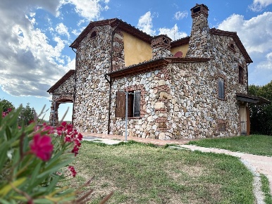 Foto Villa unifamiliare a Gavorrano di 263 m² con 7 locali in vendita