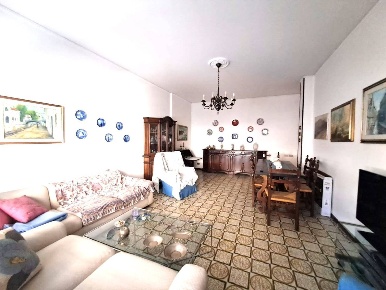 Foto Appartamento a Carrara Centro di 105 m² con 5 locali in vendita