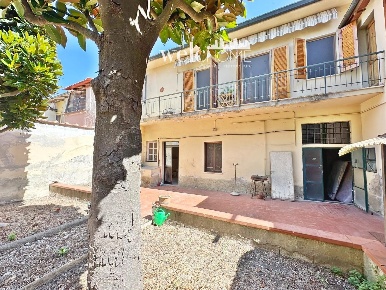 Foto Casa indipendente a Campi Bisenzio Centro di 170 m² con 5 locali