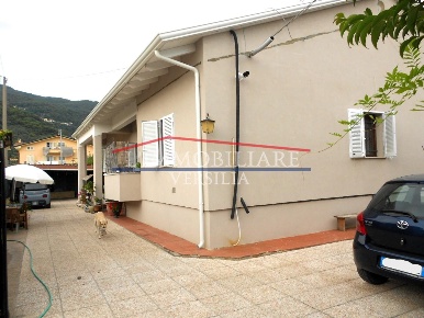 Foto Villa bifamiliare a Massa Castagnola di 290 m² con 12 locali