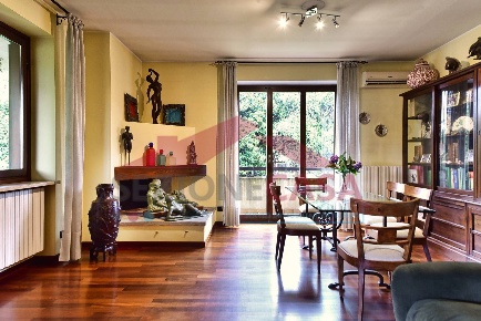 Foto Appartamento in VIA MONTE BIANCO, Saronno di 145 m² con 4 locali