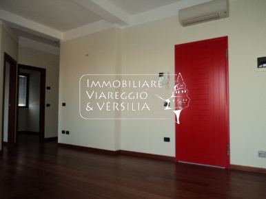 Foto Capannone industriale in via coppino, Viareggio di 50 m² con 3 locali