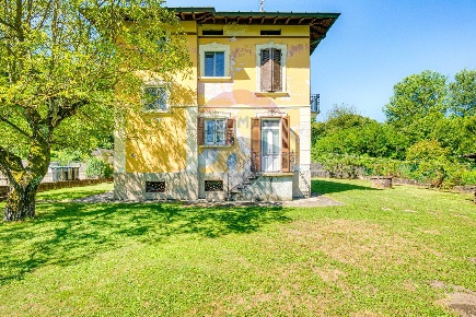 Foto Casa indipendente in via XXV aprile, Laveno-Mombello Laveno di 196 m²