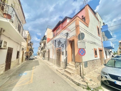 Foto Locale commerciale in Via Ciucca, Terrasini Centro di 45 m² in vendita