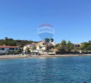 Foto Villa unifamiliare a Sarroch di 450 m² con 10 locali in vendita