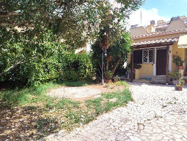 Foto Appartamento in Via Mar Rosso, Pomezia Torvaianica Alta di 110 m²