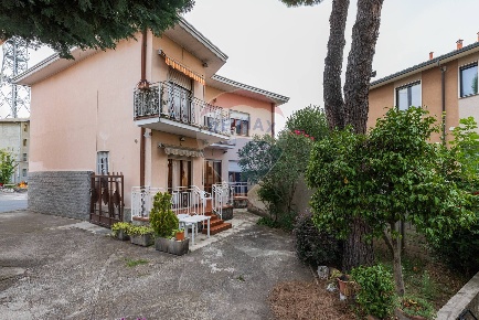 Foto Villa bifamiliare in VIA DEI SASSI, Busto Arsizio Ospedale di 280 m²