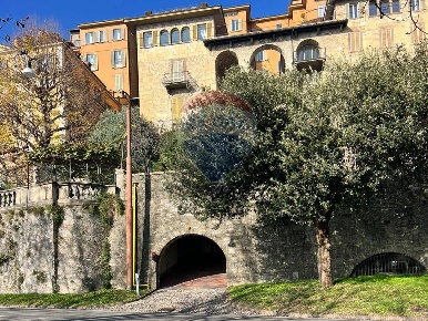 Foto Box in Via San Giacomo, Bergamo Città Alta di 12 m² con 1 locali