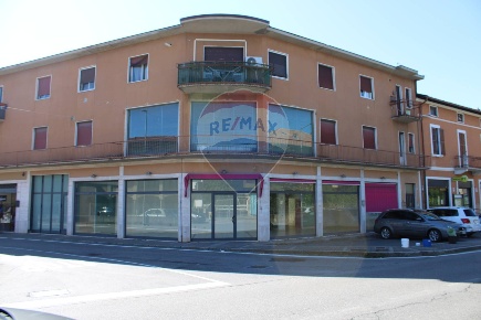 Foto Negozio in VITTORIO VENETO, Bonate Sotto di 300 m² con 3 locali
