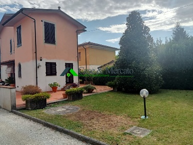 Foto Villa unifamiliare a Lucca Santissima Annunziata di 160 m² in vendita