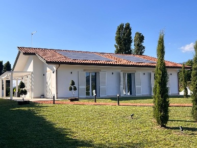 Foto Villa unifamiliare a Pietrasanta di 120 m² con 5 locali in vendita