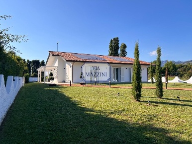 Foto Villa unifamiliare a Pietrasanta di 120 m² con 5 locali in vendita