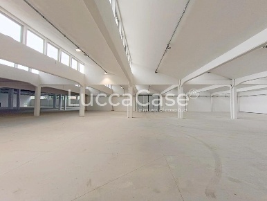 Foto Capannone industriale a Porcari Centro di 7500 m² con 4 locali