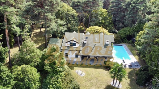Foto Villa unifamiliare a Ranco di 470 m² con 16 locali in vendita