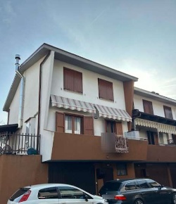 Foto Appartamento in Via Ugo Foscolo, Boltiere di 139 m² con 6 locali